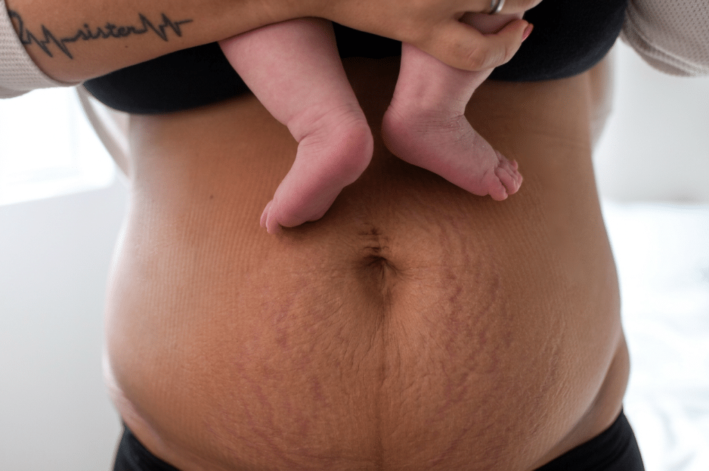 Jeune mere tenant son nouveau-ne, illustration du baby blues post-partum